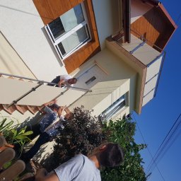 Remont domu z malowaniem hydrodynamicznym elewacji i montaż nowoczesnych balustrad i poręczy z wypełnieniem ze szkła typu Lakobel.
Kolejny zadowolony klient.
