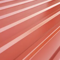 Czerwona blacha trapezowa w zbliżeniu, widoczne przetłoczenia i refleksy światła. Gładka powierzchnia, regularny wzór, jednolity kolor.