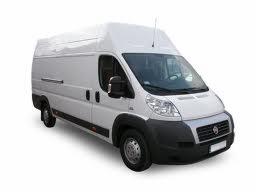 Biały furgon dostawczy z wysokim dachem na białym tle, widoczny z boku pod kątem, z delikatnym cieniem pod pojazdem.