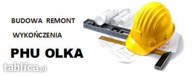 Żółty kask budowlany na wierzchu planów architektonicznych, poziomicy i miarki, obok napis Budowa Remont Wykończenia oraz nazwa firmy PHU OLKA.