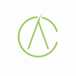 Minimalistyczne logo w odcieniach zieleni: okrąg niepełny z przerwą w dolnej prawej ćwiartce, wewnątrz którego umieszczone są dwie proste linie tworzące kształt litery A, z delikatnym zakrzywieniem...