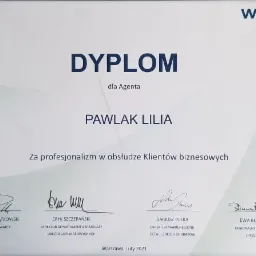 Dyplom dla agenta Pawlak Lilia za profesjonalizm w obsłudze klientów biznesowych, wystawiony przez Warta, z podpisami Jarosława Piątkowskiego, Eryka Szczepańskiego, Dariusza Łołka i Ewy Bławat.