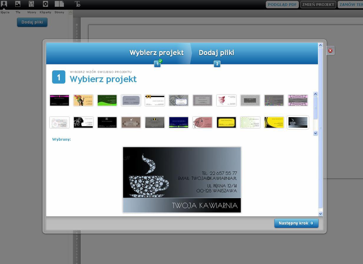 Interfejs oprogramowania do projektowania graficznego prezentuje wybór szablonów, z wybranym projektem wizytówki kawiarni z motywem filiżanki kawy ułożonej z kryształków na ciemnoszarym tle.