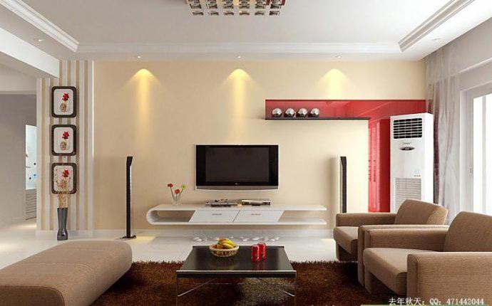 Nowoczesny salon z beżowymi ścianami, minimalistyczną szafką RTV, wiszącym telewizorem, brązowymi sofami i klimatyzatorem kolumnowym, oświetlony punktowymi lampami.