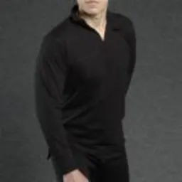 Mężczyzna w czarnej odzieży termoaktywnej z długim rękawem i stójką, widoczny od pasa w górę na ciemnoszarym tle, prezentujący produkt z końcówki kolekcji.