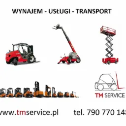 Kolaż przedstawiający różne maszyny: czerwony wózek widłowy terenowy Manitou, podnośnik teleskopowy Manitou, podnośnik nożycowy oraz rząd pomarańczowo-czarnych wózków widłowych i paletowych Toyota,...