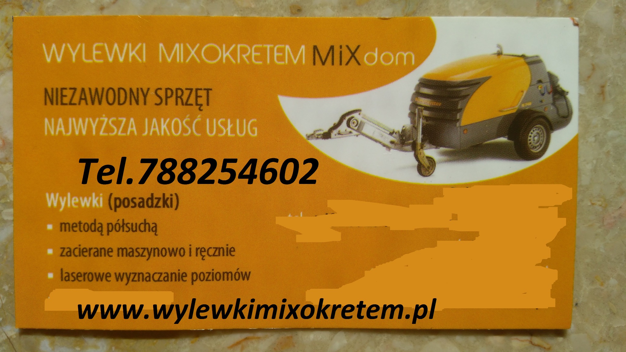 Wizytówka firmy oferującej wylewki, z ilustracją mixokreta, numerem telefonu i adresem strony internetowej.