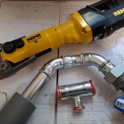 Technologia połączeń zaciskanych (stal, miedź) firmy Geberit