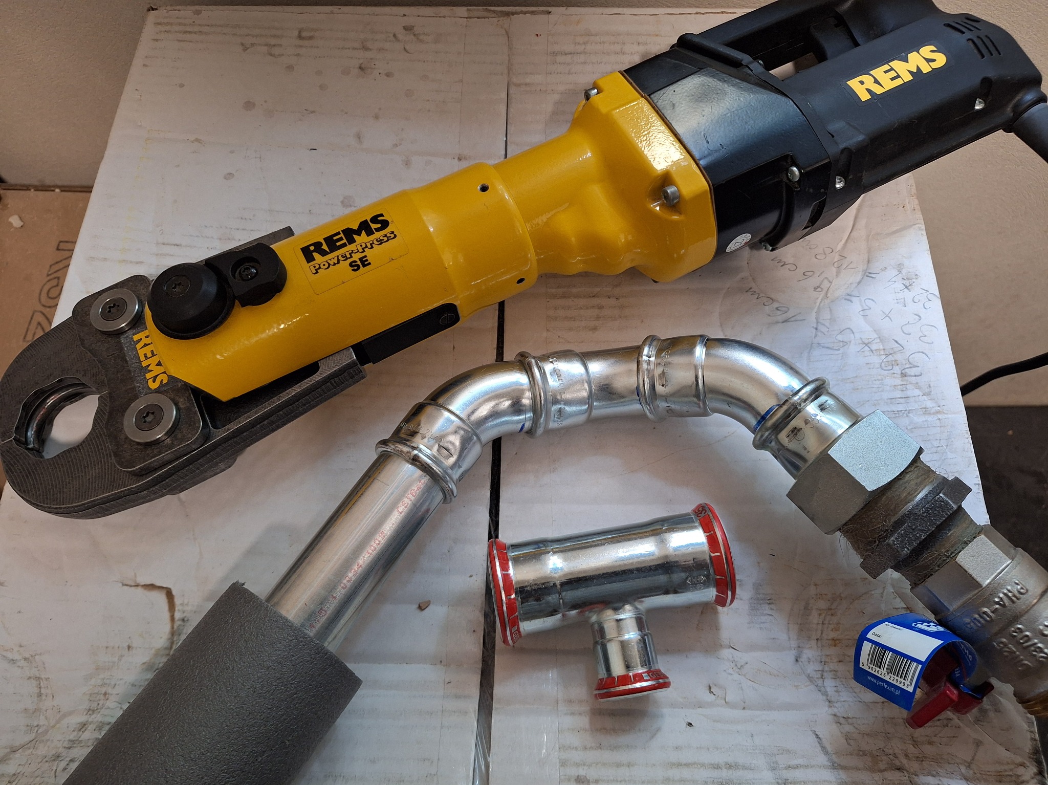 Technologia połączeń zaciskanych (stal, miedź) firmy Geberit