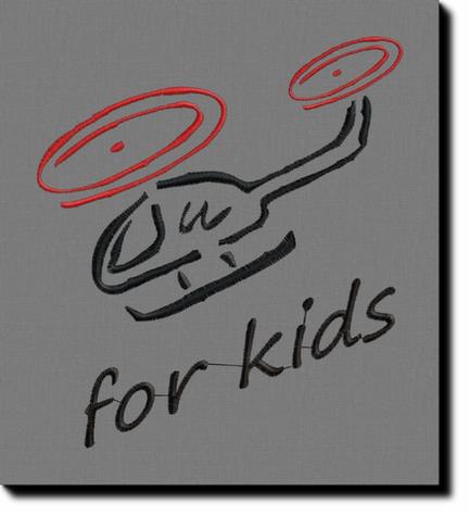 Szary materiał z wyhaftowanym czarnym konturem helikoptera z czerwonymi wirnikami i napisem 'for kids' wykonanym czarną nicią.