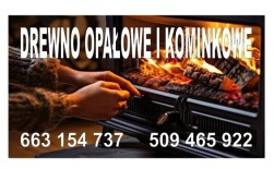 Otwarty kominek z palącym się drewnem opałowym, widoczne dłonie w rękawicach. Ciepłe światło ognia oświetla wnętrze paleniska. Na pierwszym planie numery telefonów.