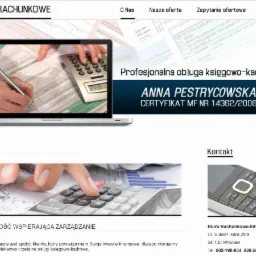 Ekran laptopa wyświetla ręce wypełniające formularz podatkowy z kalkulatorem obok, ilustracja strony internetowej biura rachunkowego.