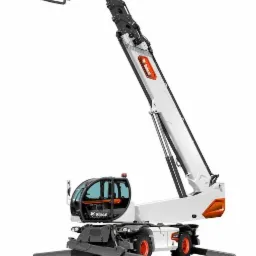 Biała maszyna budowlana z wysięgnikiem i widłami na białym tle, widoczny logo Bobcat na wysięgniku i kabinie, wysięgnik podniesiony do góry, podpory rozłożone.