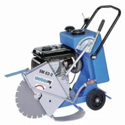 Szczegółowe ujęcie przecinarki do betonu Weber MT SM 62-2 z silnikiem spalinowym, ukazujące tarczę tnącą, osłonę z logo i niebieską konstrukcję na białym tle.