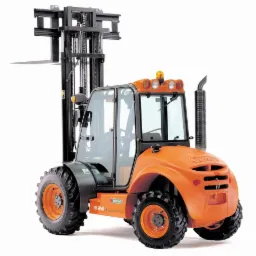 Pomarańczowy wózek widłowy AUSA CH 250 z wysokim masztem i oponami terenowymi, na białym tle. Widoczny detal: oznaczenie modelu na boku.