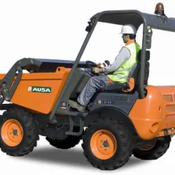 Pomarańczowa mini wywrotka AUSA D 201 RHS z operatorem w kasku i kamizelce odblaskowej, widok z boku na białym tle. Maszyna budowlana z otwartą kabiną.