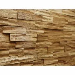 Dekoracyjna ściana z paneli drewnianych o nieregularnej fakturze i ciepłym odcieniu brązu, ułożonych z przesunięciem, widoczna pod kątem.
