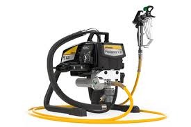 Profesjonalny agregat malarski hydrodynamiczny Wagner PS 3.21 z czarnym wężem i żółtym kablem zasilającym, widok z boku na białym tle.