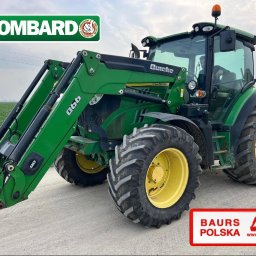 BAURS POLSKA - SPÓŁKA CYWILNA: SIDOROWICZ INGA, SIDOROWICZ ROBERT - Zielona koparko-ładowarka John Deere z żółtymi felgami, z przodu zamontowany osprzęt Q66, widok z boku na tle pola i pochmurnego nieba. Logo firmowe w lewym górnym rogu.