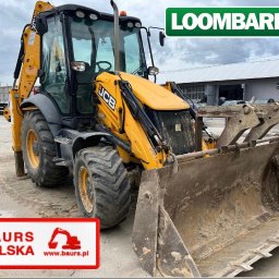 BAURS POLSKA - SPÓŁKA CYWILNA: SIDOROWICZ INGA, SIDOROWICZ ROBERT - Żółta koparko-ładowarka JCB z łyżką, widok z przodu, lekko zabrudzona, na placu. W tle budynek i inne pojazdy. Logo firmy Bours Polska w lewym dolnym rogu.