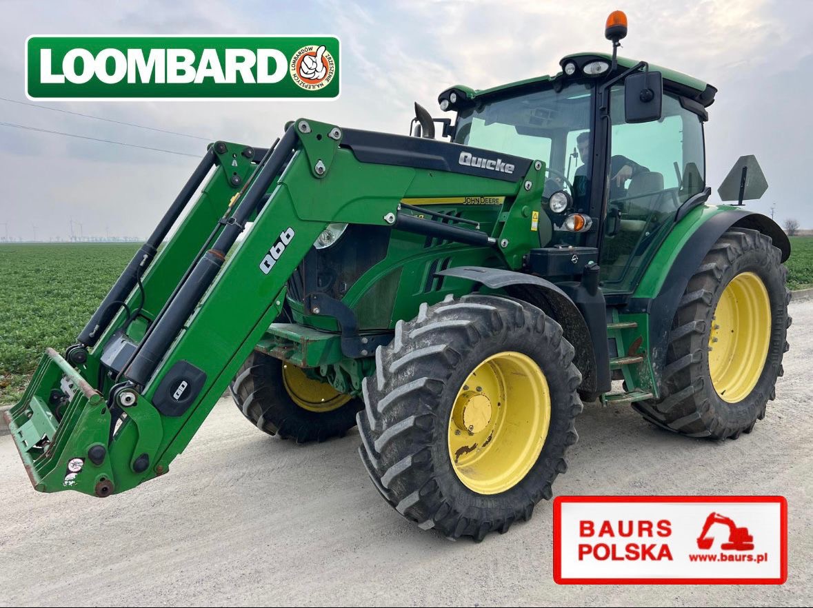 Zielona koparko-ładowarka John Deere z żółtymi felgami, z przodu zamontowany osprzęt Q66, widok z boku na tle pola i pochmurnego nieba. Logo firmowe w lewym górnym rogu.