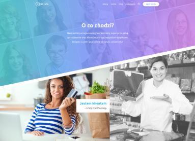 Strona internetowa z gradientowym tłem i kolażem zdjęć, z podziałem na część kolorową i czarno-białą. Na dole po lewej kobieta z kartą kredytową przed laptopem, po prawej uśmiechnięta sprzedawczyni...