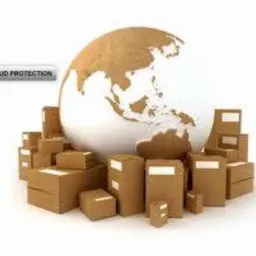 Stos kartonowych pudeł pod globusem z zaznaczonymi kontynentami, symbolizujący przesyłki międzynarodowe, z widocznym napisem 'Fraud Protection'.