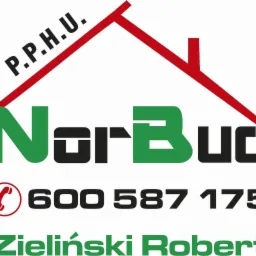 Logo firmy budowlanej Nor-Bud, z zielonym napisem i czerwonym symbolem dachu, numerem telefonu i imieniem i nazwiskiem właściciela.