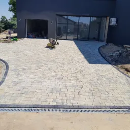 układanie bruku podwórko prywatne