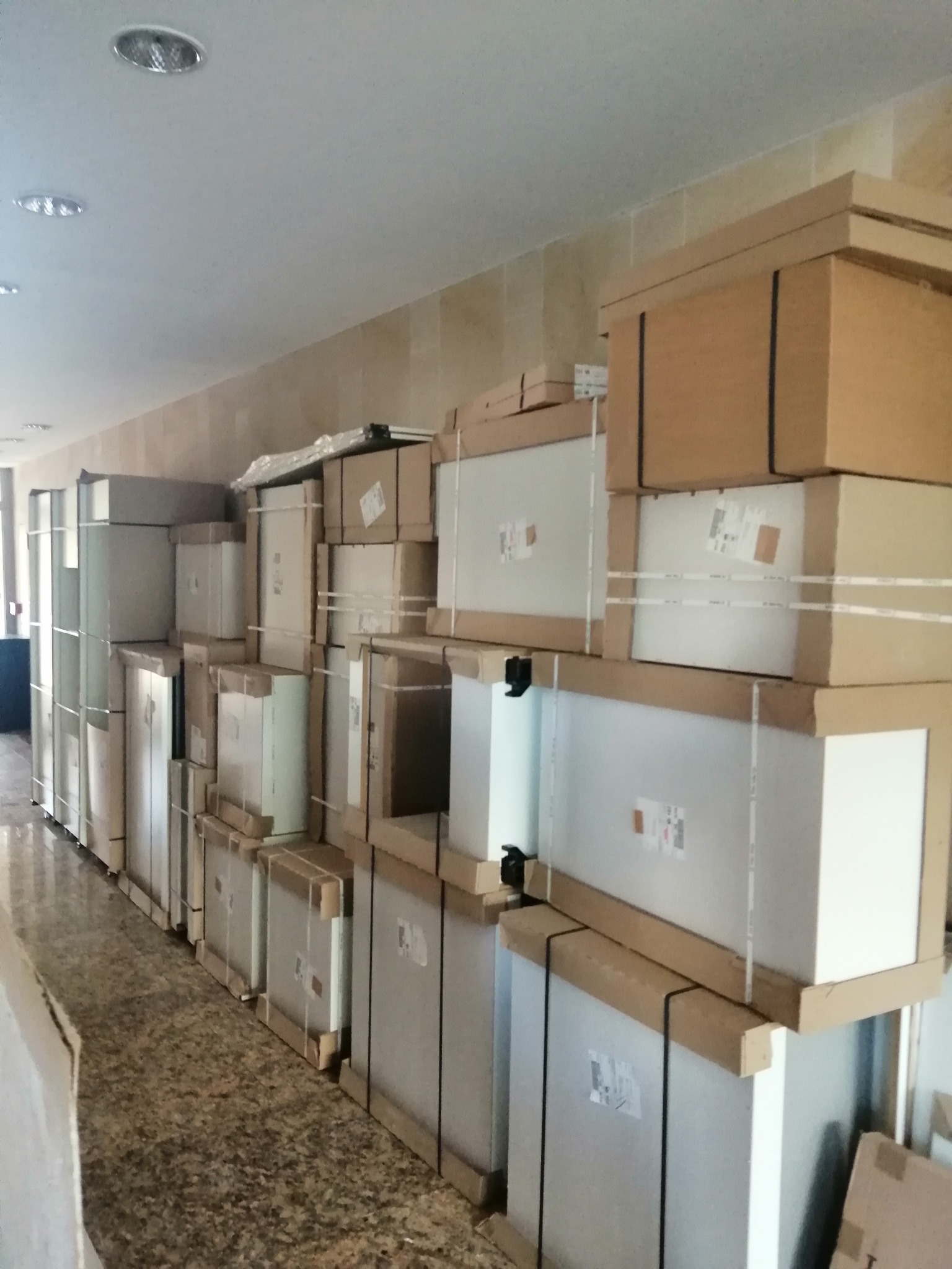 Skladowane, zapakowane w kartony meble lub elementy wyposażenia wnętrz w Częstochowie, gotowe do transportu lub montażu.