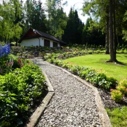 fragment ogrodu- ścieżki, rabaty