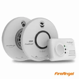 Dwa czujniki dymu i czujnik tlenku węgla marki FireAngel na białym tle, z widocznymi przyciskami testowymi i diodami LED.