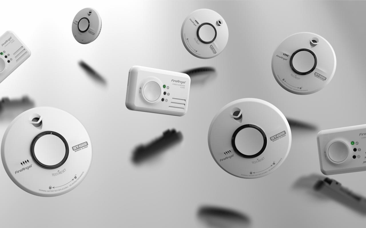 Rozproszone na białym tle czujniki dymu i czadu marki FireAngel, w tym okrągłe modele ST-622 i prostokątne z widocznymi diodami LED.
