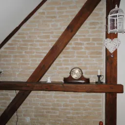 Ściana z cegły dekoracyjnej w rustykalnym stylu, z drewnianymi belkami, zegarem kominkowym i dekoracjami. Wykończenie wnętrza poddasza z elementami vintage.