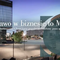 Nowoczesny budynek biurowy z napisem 'Prawo w biznesie to My' na tle panoramy miasta o zmierzchu.