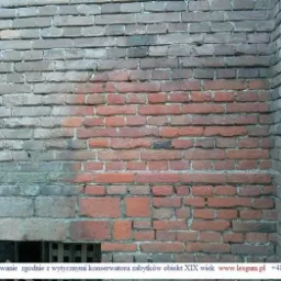 Fragment ceglanej ściany po czyszczeniu, z widoczną różnicą w kolorze i strukturze cegieł. Po lewej stronie oczyszczona cegła, po prawej oryginalny kolor.