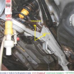 Kooperacja Polsko-Niemiecka LES-GUM Export-Import Leszek Wydrzyński - Hydropiaskowanie zawieszenia auta: widok 'przed' (rdza) i 'po' (czysta powierzchnia). Dysza urządzenia widoczna z lewej strony.