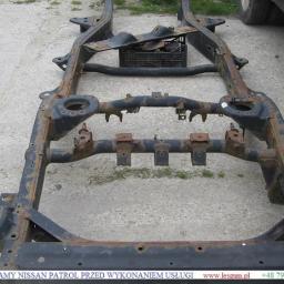 Kooperacja Polsko-Niemiecka LES-GUM Export-Import Leszek Wydrzyński - Rama Nissan Patrol z widoczną rdzą, przygotowana do piaskowania i malowania proszkowego. Elementy mocujące, otwory montażowe, perspektywa z góry.