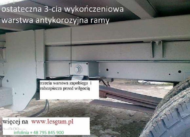 Szczegół ramy pojazdu po nałożeniu trzeciej, ochronnej warstwy antykorozyjnej. Widoczne elementy podwozia i opona. Ochrona przed wilgocią.