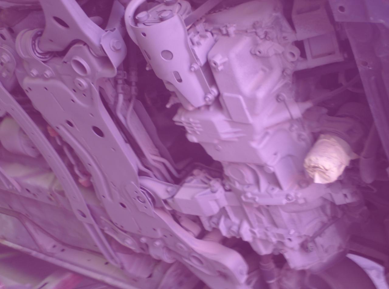 Elementy podwozia auta po piaskowaniu i malowaniu proszkowym, widok od spodu. Część elementu zabezpieczona taśmą. Równe pokrycie farbą.