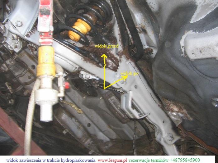 Hydropiaskowanie zawieszenia auta: widok 'przed' (rdza) i 'po' (czysta powierzchnia). Dysza urządzenia widoczna z lewej strony.