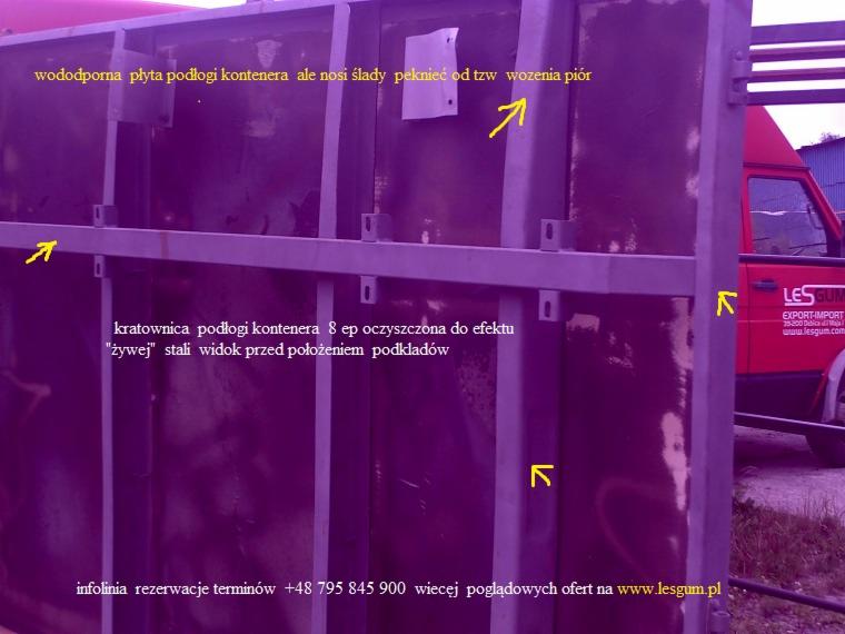 Oczyszczona kratownica podłogi kontenera z wodoodporną płytą, widoczne ślady użytkowania i przygotowanie do położenia podkładów, na tle czerwony samochód dostawczy z logo firmy.