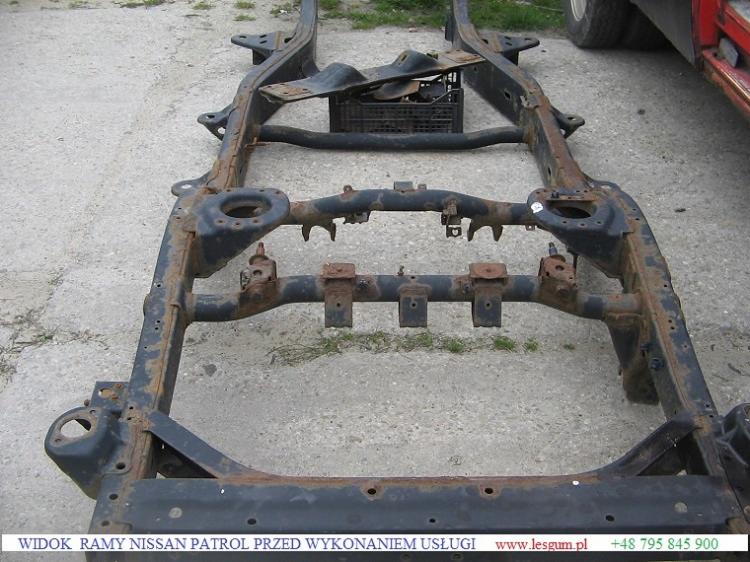 Rama Nissan Patrol z widoczną rdzą, przygotowana do piaskowania i malowania proszkowego. Elementy mocujące, otwory montażowe, perspektywa z góry.