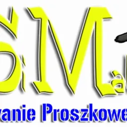 Żółto-białe logo firmy z nazwą 'SM' i stylizowanym pistoletem natryskowym, pod spodem napis 'Malowanie Proszkowe' w kolorze niebieskim.