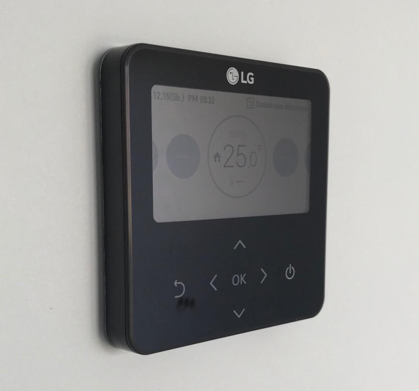 Czarny panel sterowania LG zamontowany na białej ścianie, wyświetlający temperaturę 25 stopni Celsjusza i datę 12.15 (sobota) godz. 09:22.