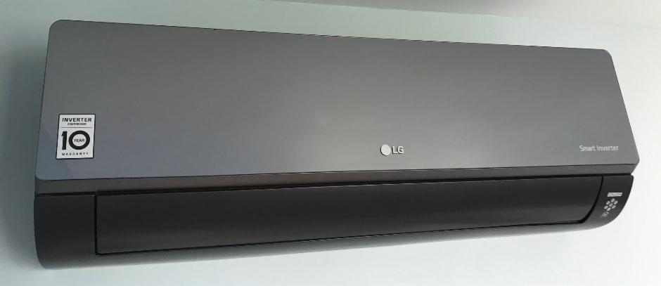 Szary klimatyzator LG typu split z widocznym logo i naklejką z 10-letnią gwarancją, zamontowany na białej ścianie.