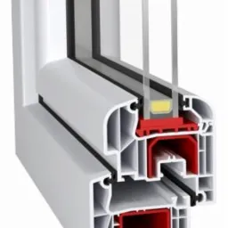 Przekrój profilu okiennego PCV z widoczną strukturą wielokomorową i uszczelkami, ukazujący detale konstrukcyjne.