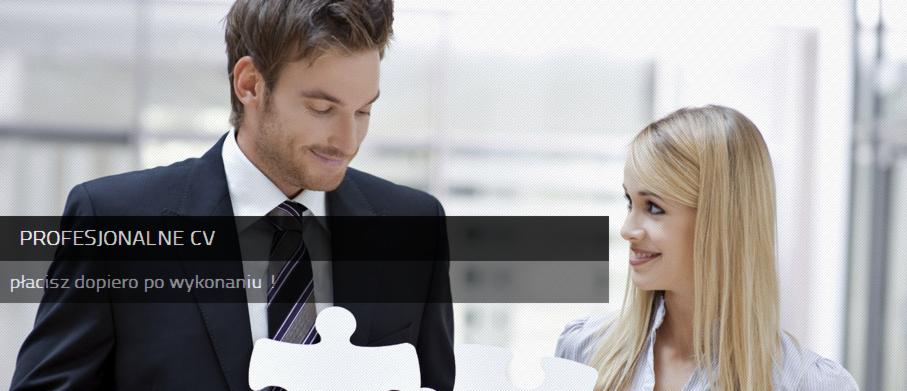 Mężczyzna w garniturze i kobieta patrzą na siebie, trzymając elementy układanki, symbolizujące tworzenie profesjonalnego CV.