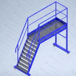 Wizualizacja 3D niebieskiego, metalowego podestu roboczego z kratownicą i schodami, wyposażonego w kółka, na tle z powtarzającym się logo firmy.