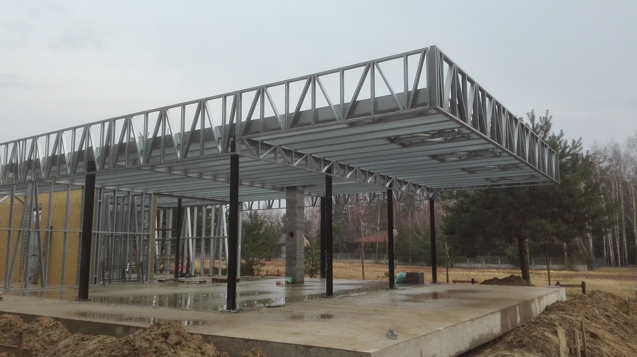 Dom o konstrukcji stalowej.